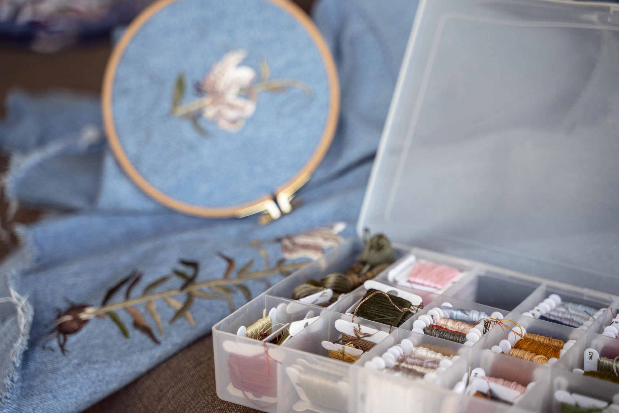Set di accessori ricamati tono su tono
